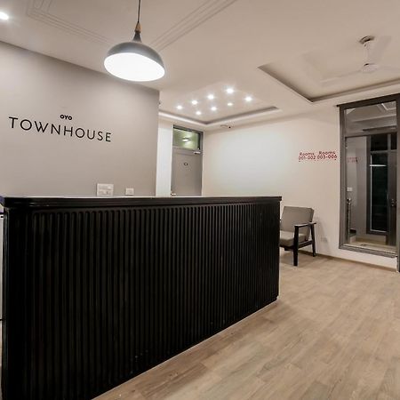 Townhouse 330 Dlf Phase-2 Near Leisure Valley Park Gurgaon Buitenkant foto